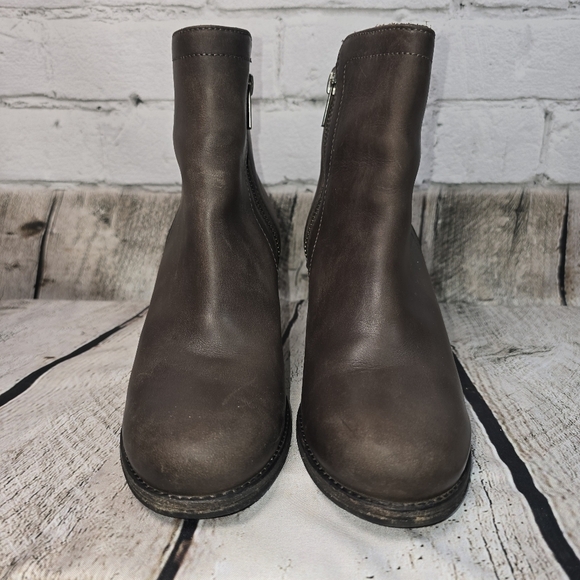 FRYE ADDIE BOOTIES SMOKE BROWN LEATHER INSIDE ZIP 2.5 INCH HEEL WOMENS SIZE 6.5 - Picture 4 of 10